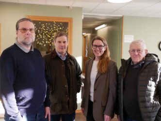 Vänsterpartiet meddelar samverkan med Centerpartiet, Moderaterna och Sjukvårdspartiet. Från vänster: Roger Uusitalo, Björn Engström, Linda Jonsson och Lennart Ojanlatva. Foto: Anders Sjöberg