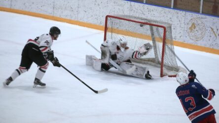 Bäst på plan: burväktaren Arvo Konttila som på bilden gör en av sina tokräddningar i lördagsmatchen mot Kovland. Foto: Lasse Stenman