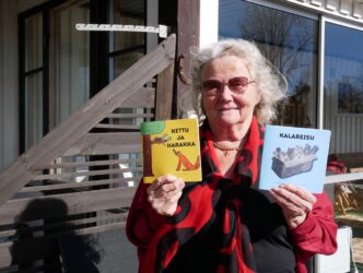 Författaren Kerstin Tuomas Larsson visar upp sina senaste barnböcker Kettu ja Harakka och Kalareisu. Foto: Anders Sjöberg
