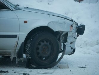 Skador på båda bilarna uppstod vid krocken.