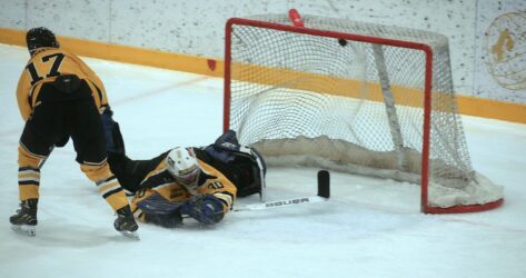 Jere Manninen perforerar nättaket med en kasse som innebär 6-1 i hemmafavör under den tredje perioden i söndagens match mot Kiruna AIF. Foto: Lasse Stenman