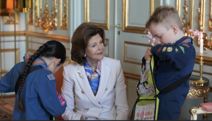 Drottning Silvia först ut att köpa årets majblomma. Foto: Carl Eneroth