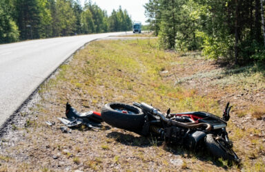 Motorcykeln hämtades med bärgningsbil. Foto: Linda Danhall